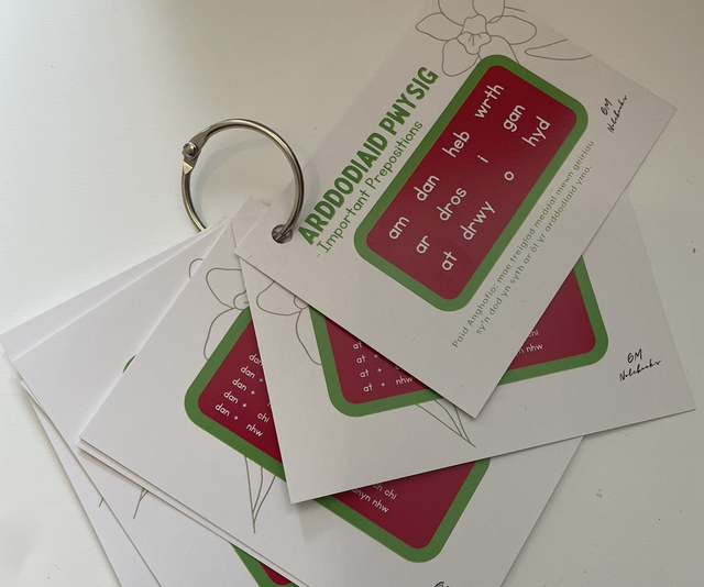 Arddodiaid Cardiau Fflach (Prepositions Flashcards)