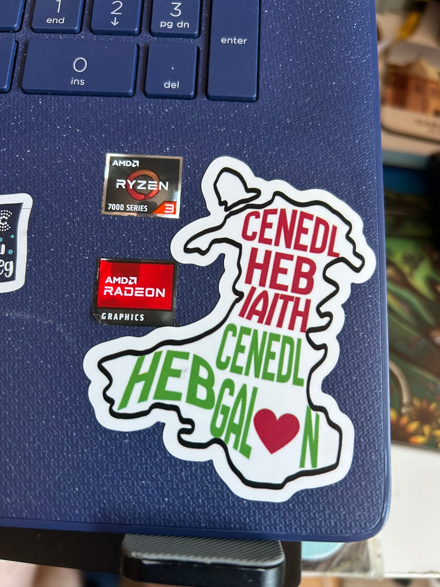 Sticer Cendl Heb Iaith, Cenedl Heb Galon