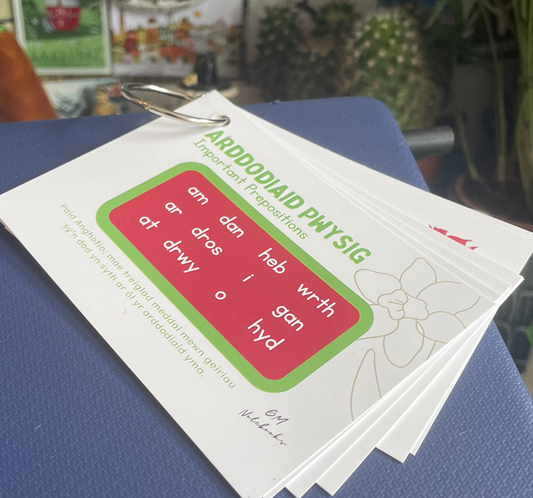 Arddodiaid Cardiau Fflach (Prepositions Flashcards)