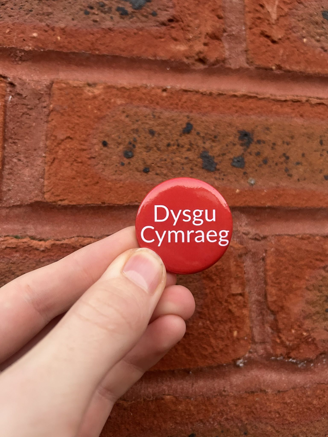 'Dysgu Cymraeg' Pin Badge